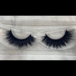 Strip Lashes by @lashedbyj.malave